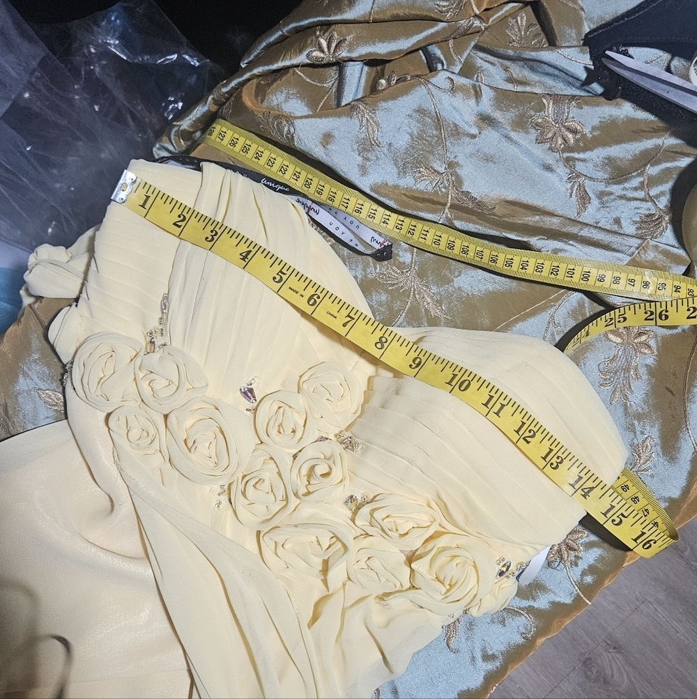 Strapless Yellow evening gown. Flower Detail. Size 6 - Picture 15 of 15